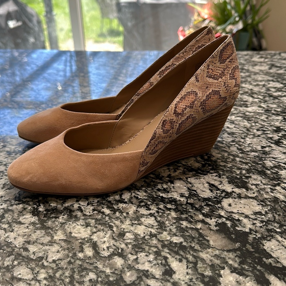 Fabulous pink and snakeskin print wedges!
